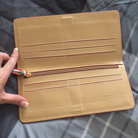 NWOT Arcadia wallet with snap closure - Picture 2 of 3